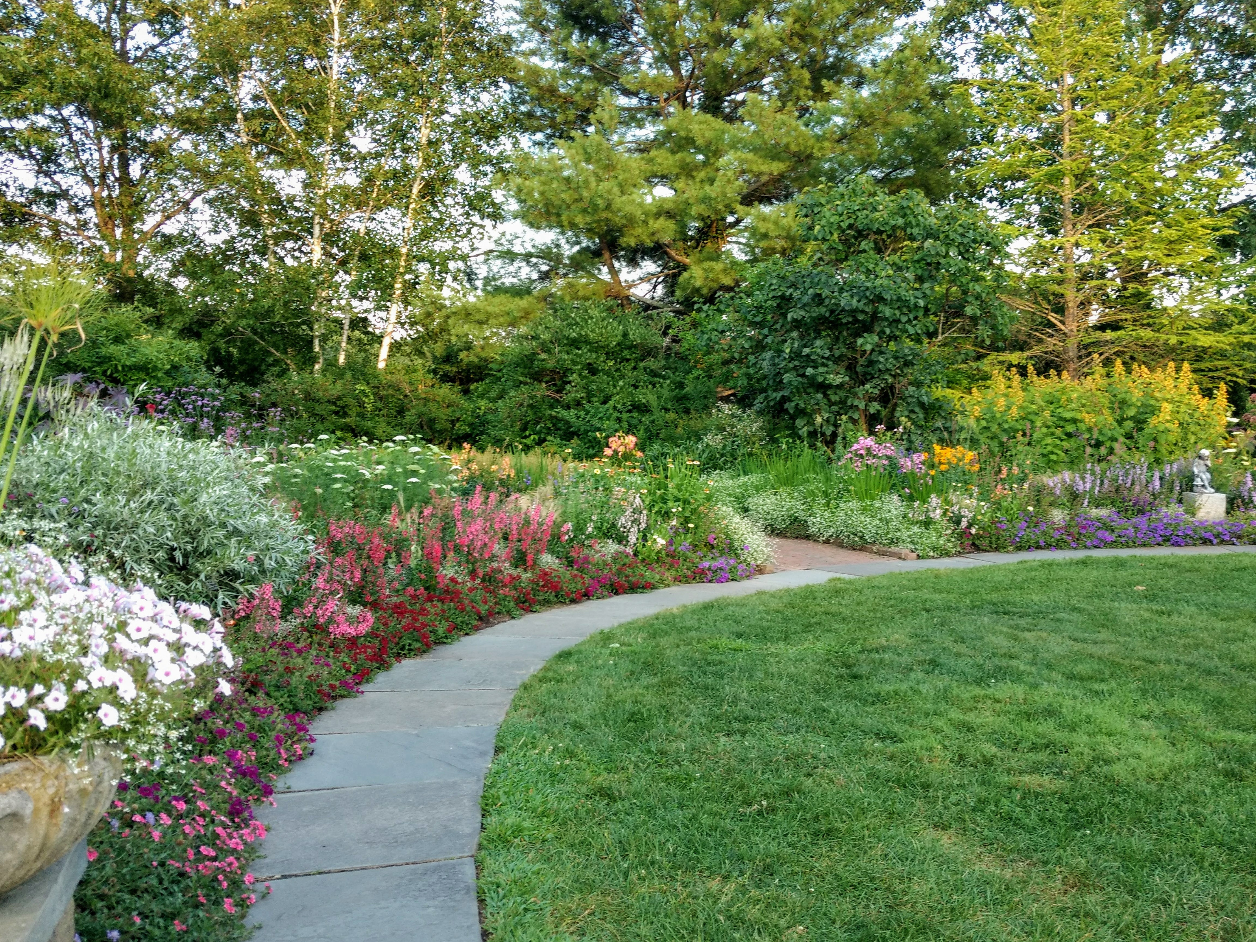 Благоустройство участка частного дома в Красноярске и Красноярском крае